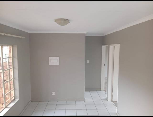 2 BEDROOM TOWNHOUSE FOR SALE IN ROOIHUISKRAAL NORTH